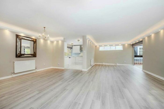 3 Bedroom Flat To Rent In Avenue Road, St. John's Wood, NW8