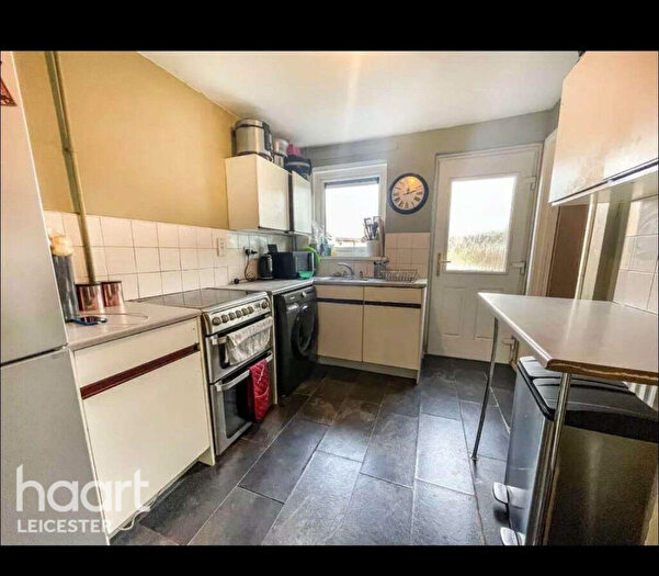 3 Bedroom Semi Detached House For Sale In Fayrhurst Road, Leicester, LE2