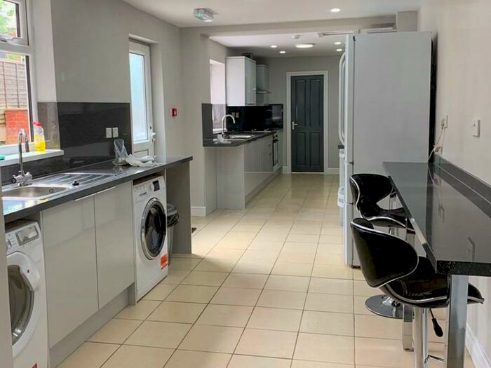 9 Bedroom Semi-Detached House To Rent In Bournbrook Road - Bath Student Property, B29