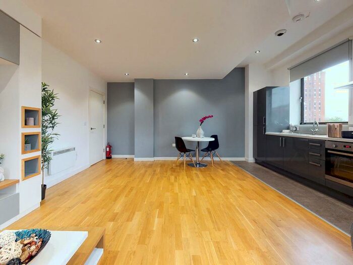 1 Bedroom Apartment To Rent In Queen Street, Leeds, West Yorkshire, LS1