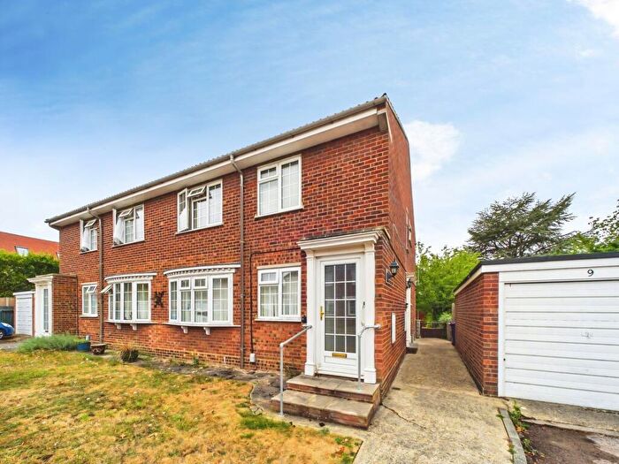 2 Bedroom Maisonette For Sale In King Georges Close, Hitchin, SG5