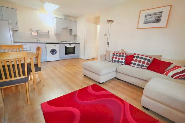 2 Bedroom Coach House To Rent In Goetre Fawr, Radyr, CF15