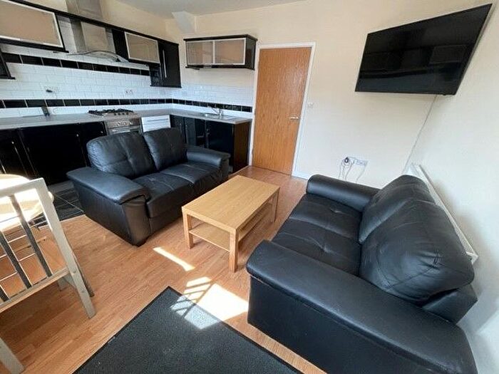 3 Bedroom Flat To Rent In Glossop Road, Sheffield, S10