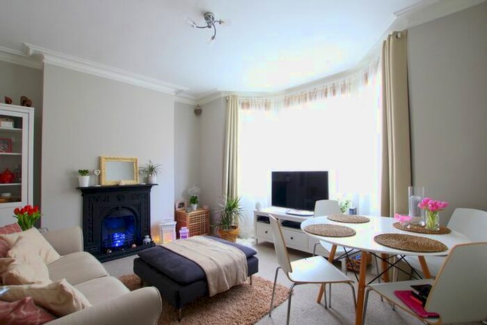 1 Bedroom Flat To Rent In Queenstown Road, London, SW8