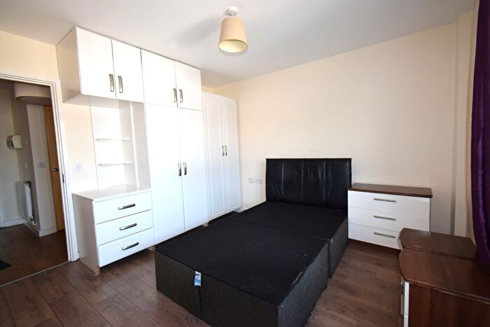 2 Bedroom Flat To Rent In Convent Way, Southall, UB2