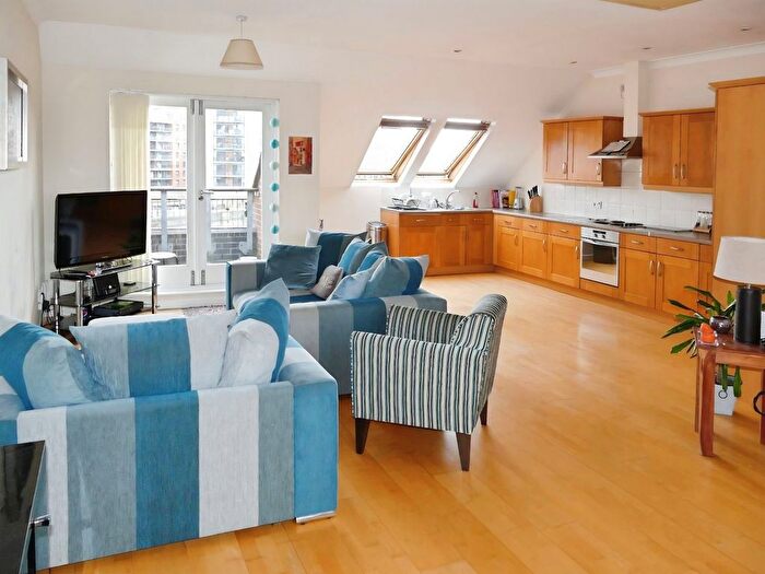 3 Bedroom Flat To Rent In Turlow Court, Leeds, West Yorkshire, LS9