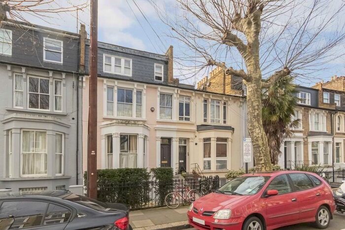 3 Bedroom Flat To Rent In Barclay Road, London SW6