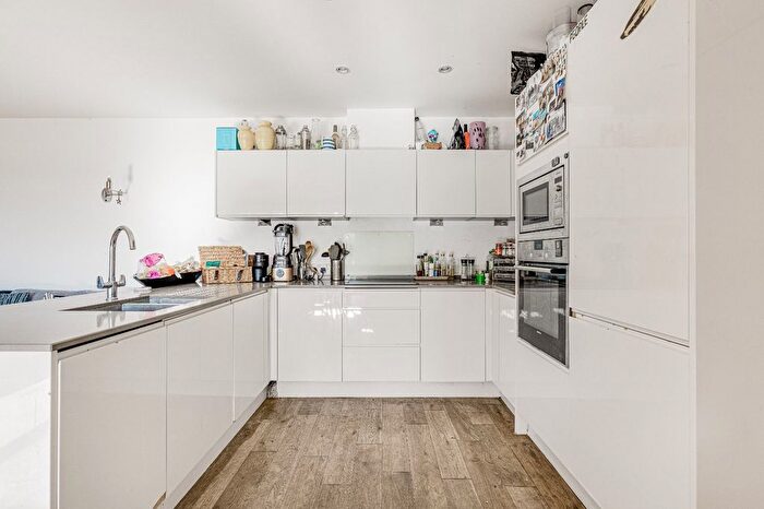 3 Bedroom Flat For Sale In Carpenters Place, Clapham North, SW4
