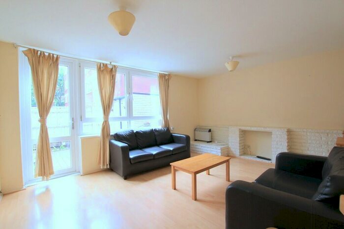 3 Bedroom Duplex To Rent In Surrey Lane, London, SW11