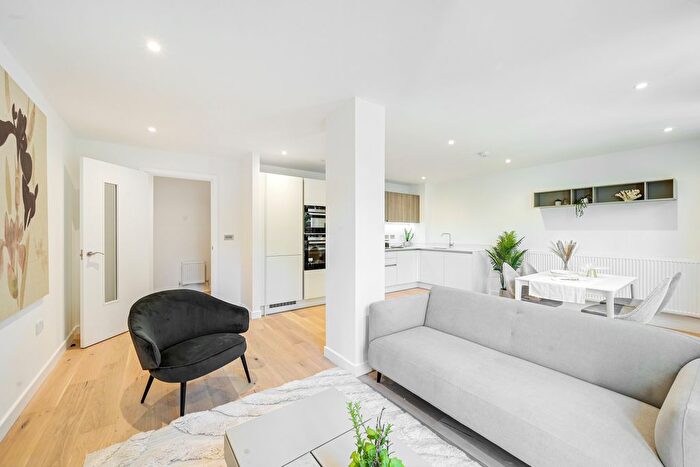 2 Bedroom Flat To Rent In Bradshaw Close, London, Twickenham, TW1