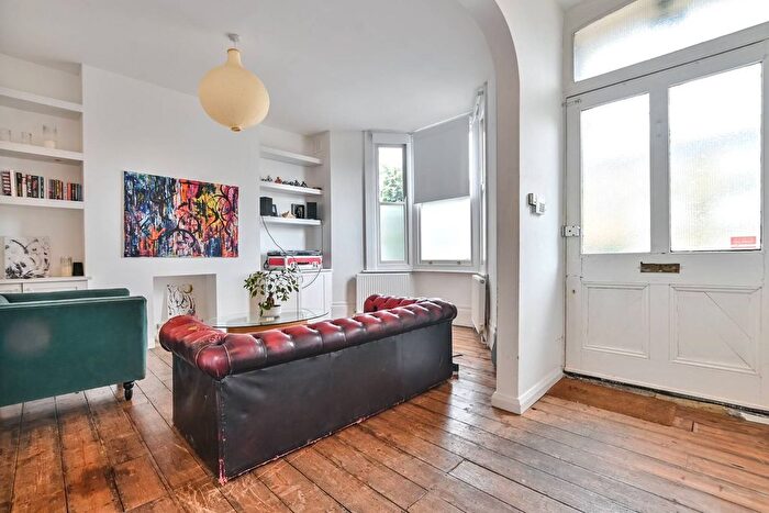 2 Bedroom Maisonette For Sale In Malvern Road, London Fields, London, E8