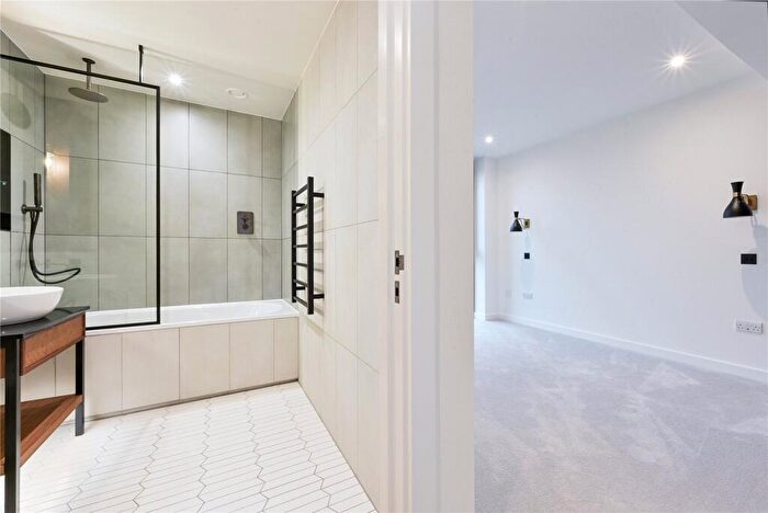 2 Bedroom Apartment To Rent In Boxwood Gardens, London Dock, E1W