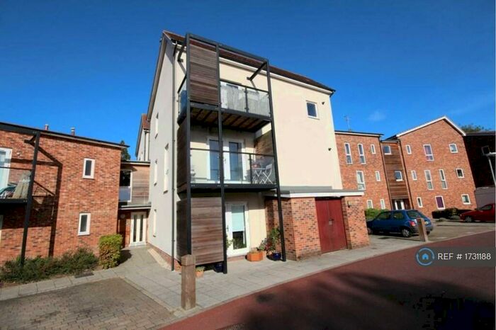 2 Bedroom Flat To Rent In Hampden Crescent, Bracknell, RG12