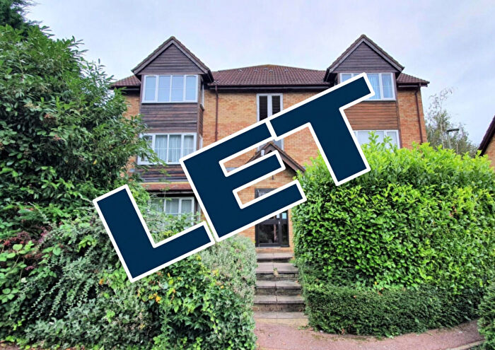 Flat To Rent In Colwyn Green, Welsh Harp Village, NW9