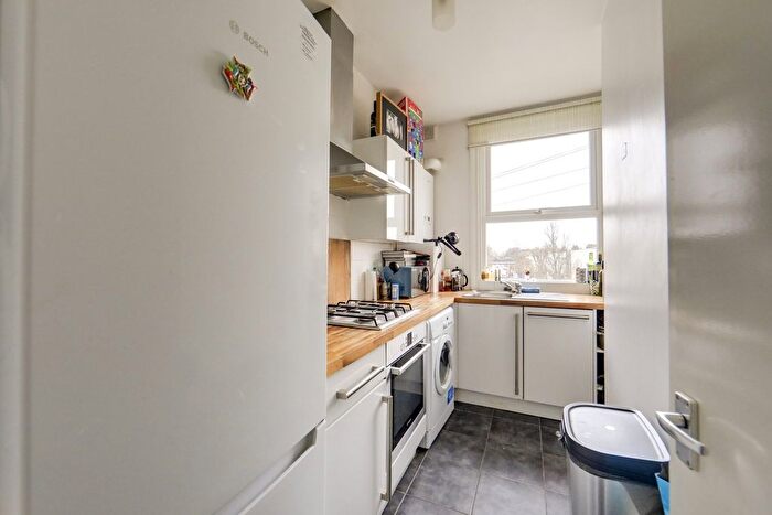 2 Bedroom Flat For Sale In Chadwick Road, Peckham, London, SE15