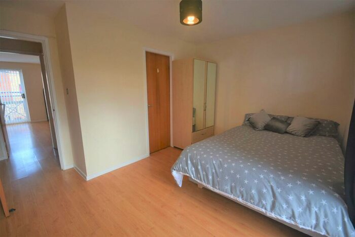 3 Bedroom Flat To Rent In Stretford Rd, Hulme, Manchester, M15