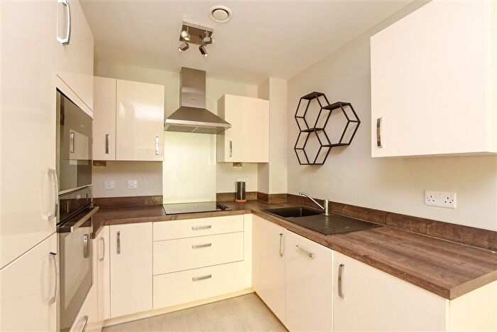 2 Bedroom Flat For Sale In Outwood Lane, Chipstead, Surrey, CR5