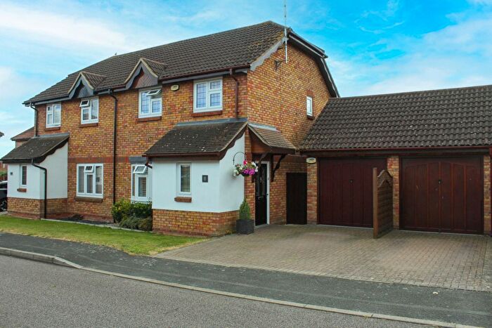 3 Bedroom Semi-Detached House For Sale In Brownsea Drive, Wickford, SS12