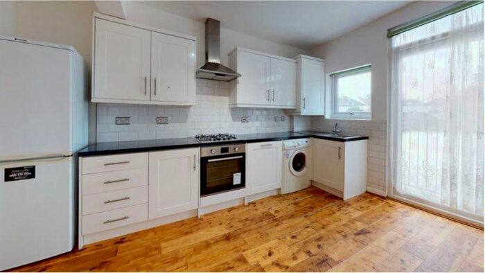 3 Bedroom Maisonette To Rent In Ravenswood Crescent, West Wickham, BR4