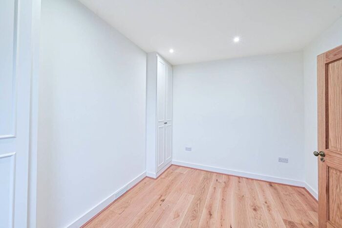 2 Bedroom Maisonette To Rent In High Road, North Finchley, London, N12