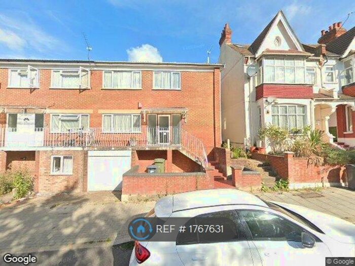 2 Bedroom Flat To Rent In Glyn Court, London, SW16