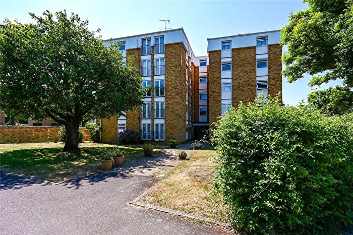 2 Bedroom Flat For Sale In Staines, Surrey, TW18