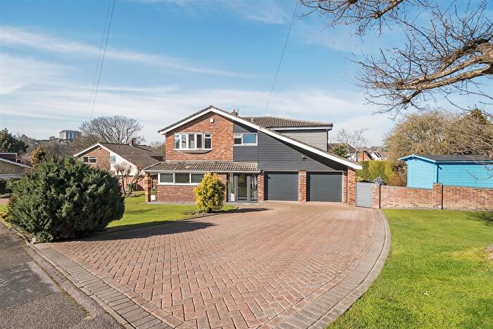 5 Bedroom Detached House For Sale In East Hill Close, Fareham, PO16