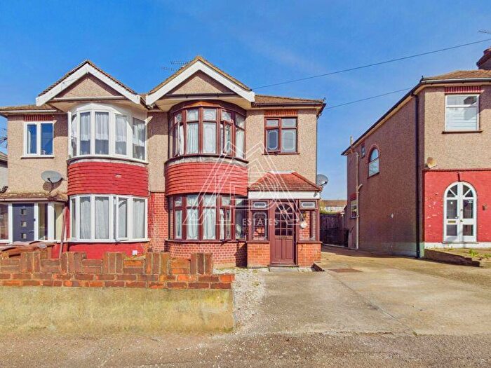 3 Bedroom Semi-Detached House For Sale In Lowlands Road, South Ockendon, RM15