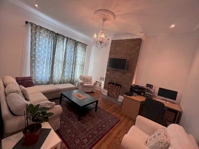 3 Bedroom Flat To Rent In Longley Rd, Tooting, SW17