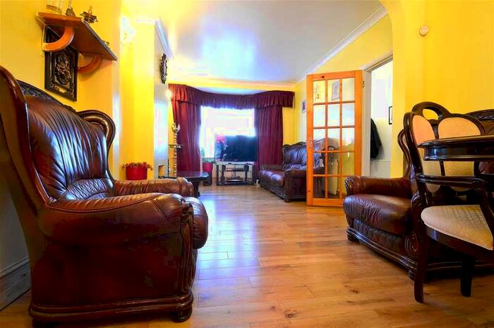 4 Bedroom Terraced House To Rent In Rushden Gardens, Clayhall, IG5