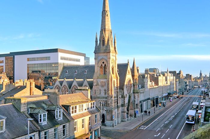 2 Bedroom Flat To Rent In Union Street, Top Floor, Aberdeen, AB11