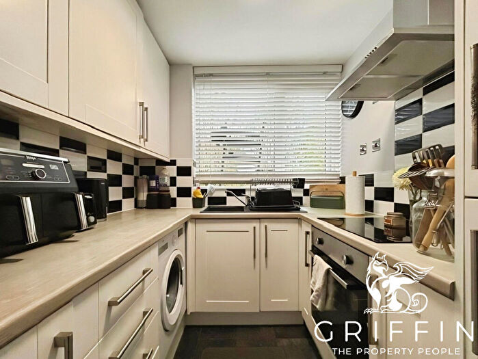 2 Bedroom Flat To Rent In Woodstock Crescent, Laindon, Basildon, SS15