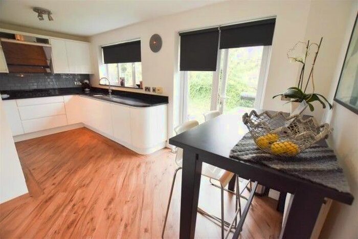 5 Bedroom Semi-Detached House To Rent In Lavender Vale, Wallington, SM6