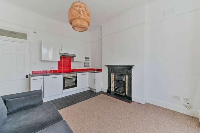 1 Bedroom Flat To Rent In High View Road, Crystal Palace, London, SE19