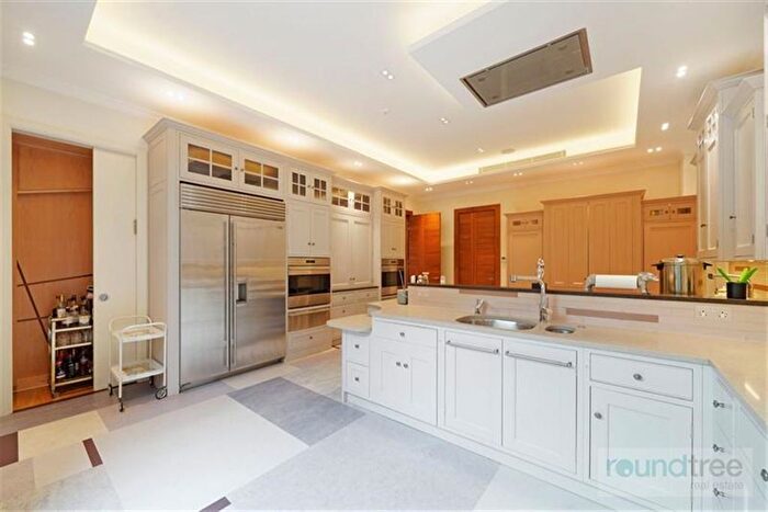 8 Bedroom Detached House For Sale In Goodyers Gardens, Hendon, NW4