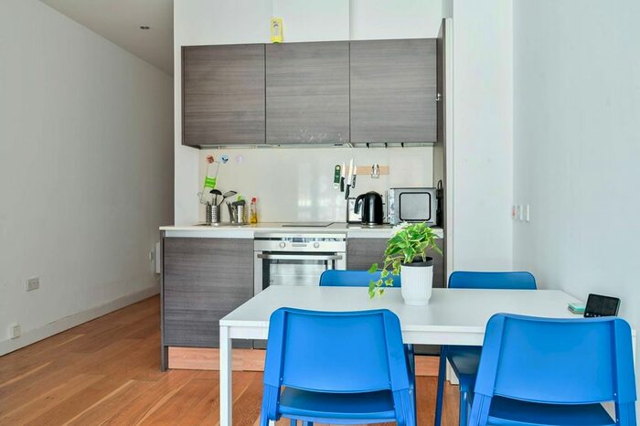 2 Bedroom Flat To Rent In Crampton Street, Elephant And Castle, London, SE17