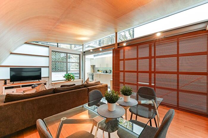 3 Bedroom Maisonette To Rent In Ovington Square, Knightsbridge, London, SW3