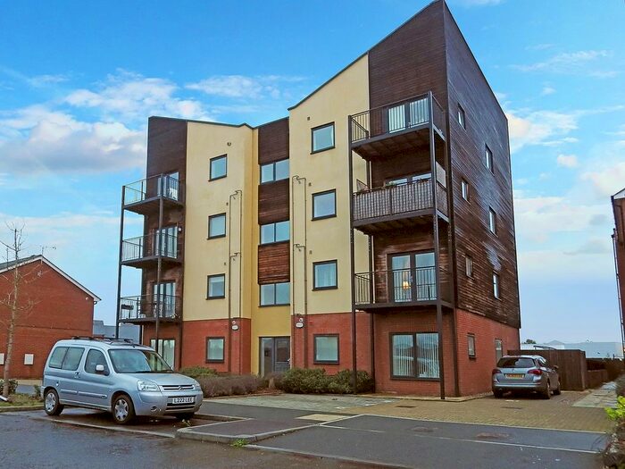 2 Bedroom Flat To Rent In Edge Street, Aylesbury, Buckinghamshire, HP19