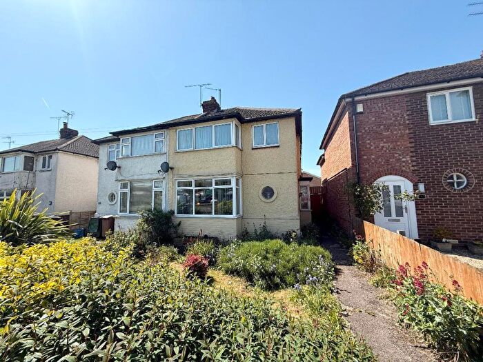 3 Bedroom Semi-Detached House For Sale In Sundon Park Road, Luton, LU3
