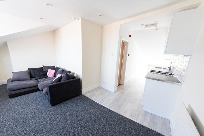 1 Bedroom Flat To Rent In Queen's Road, Buckhurst Hill, IG9