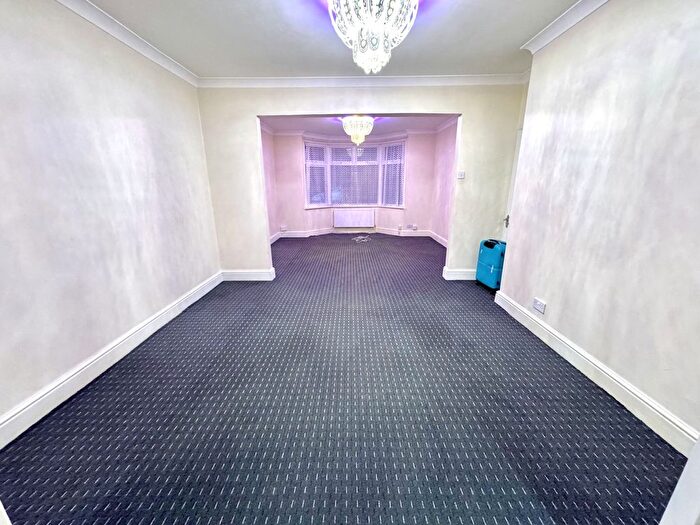 3 Bedroom Semi-Detached House To Rent In Heston Road, Hounslow, Greater London, TW5