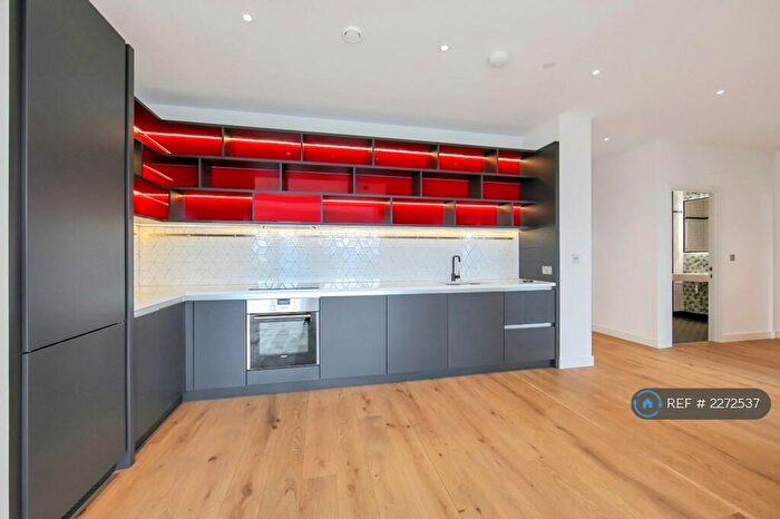 3 Bedroom Flat To Rent In Lyell Street, London, E14