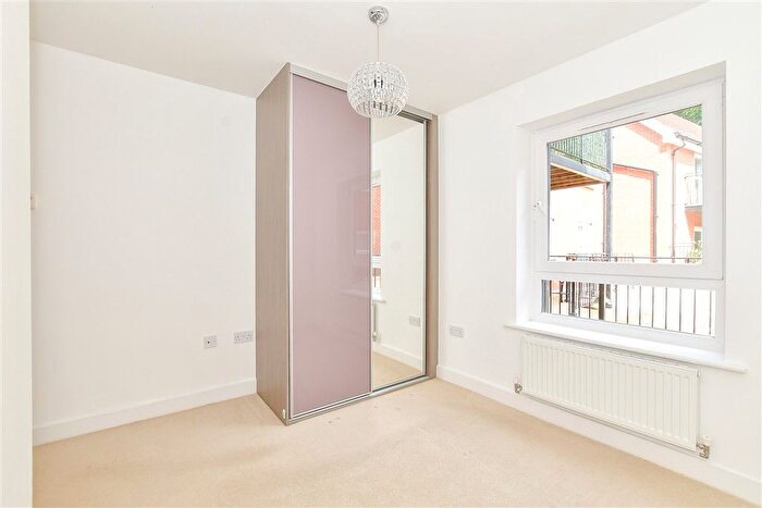 2 Bedroom Flat For Sale In London Road, Horndean, Hampshire, PO8