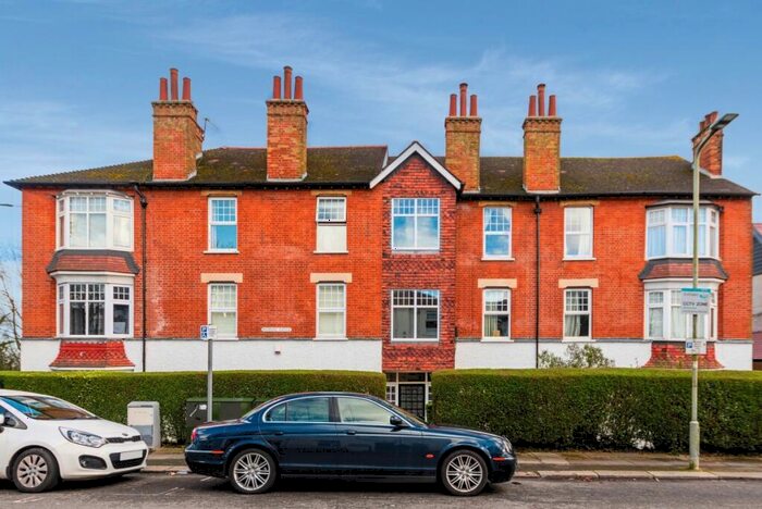 3 Bedroom Flat To Rent In Bedford Avenue Barnet, EN5