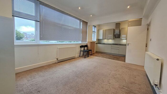 3 Bedroom Maisonette To Rent In Ingledene Close, London, NW4