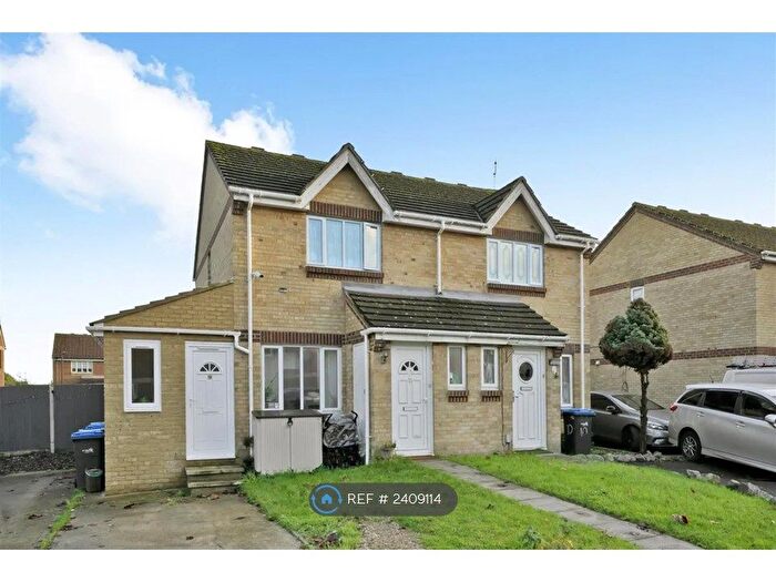 4 Bedroom Semi-Detached House To Rent In Foxmead Close, Enfield, EN2