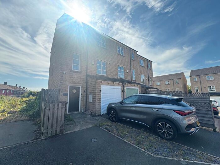 4 Bedroom End Of Terrace House To Rent In Corn Mill Fold, Bradford, BD6