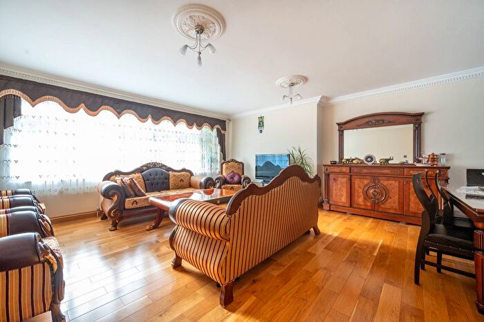 6 Bedroom Terraced House For Sale In Templeton Avenue, Chingford, London, E4