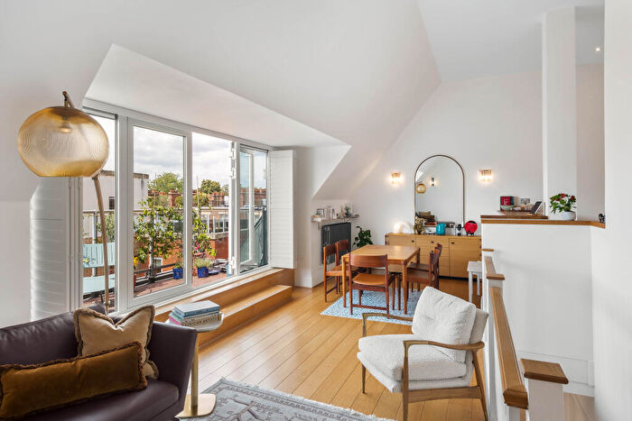 2 Bedroom Flat To Rent In Great Hall, Battersea Park Road, London, SW11