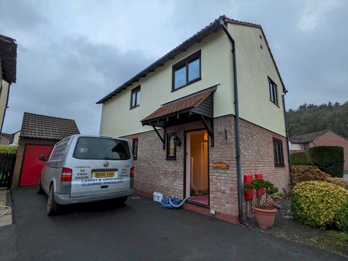 3 Bedroom House To Rent In Lon Y Plas, Johnstown, Carmarthen, SA31